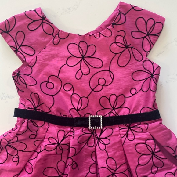Beautiful, Pink kids party dress with accents in black girls size 6 - Picture 2 of 10